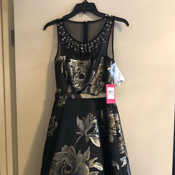 Vince Camuto Dresses & Skirts - Vince Camuto Floral Illusion Fit and Flare Dress
